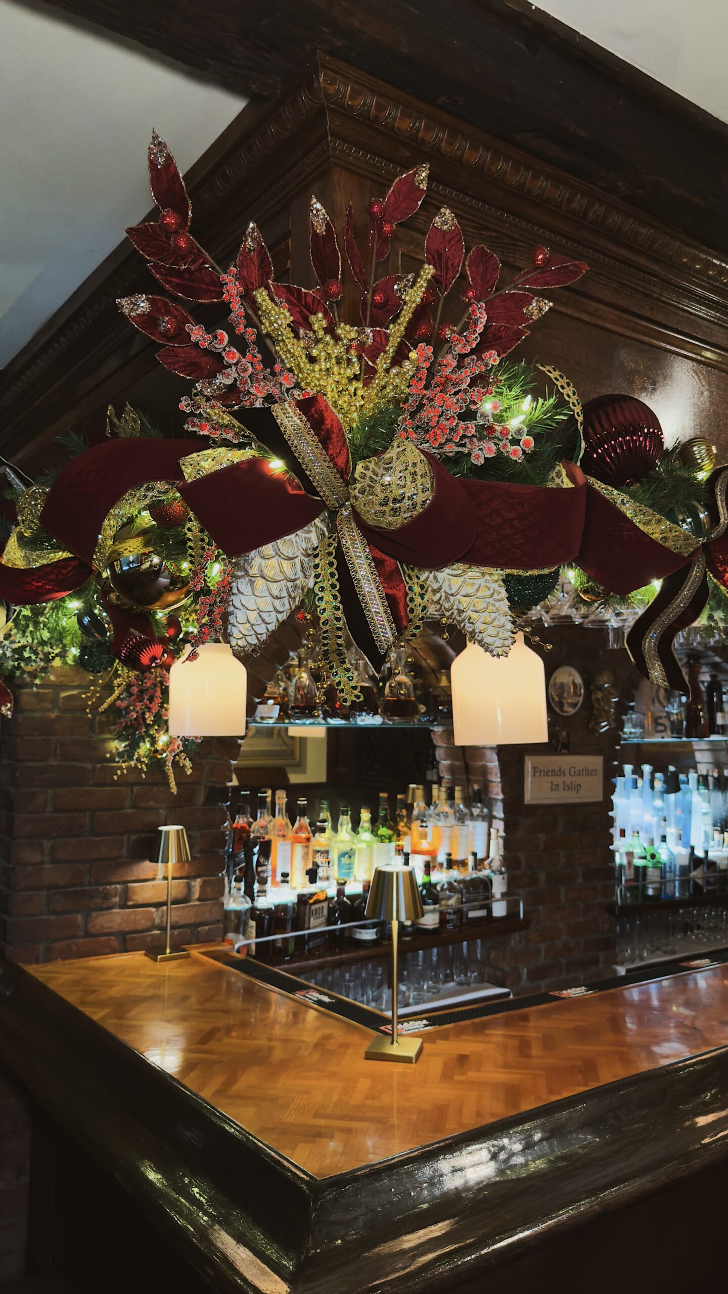 Bar area holiday styling detail at Da Noi Restaurant