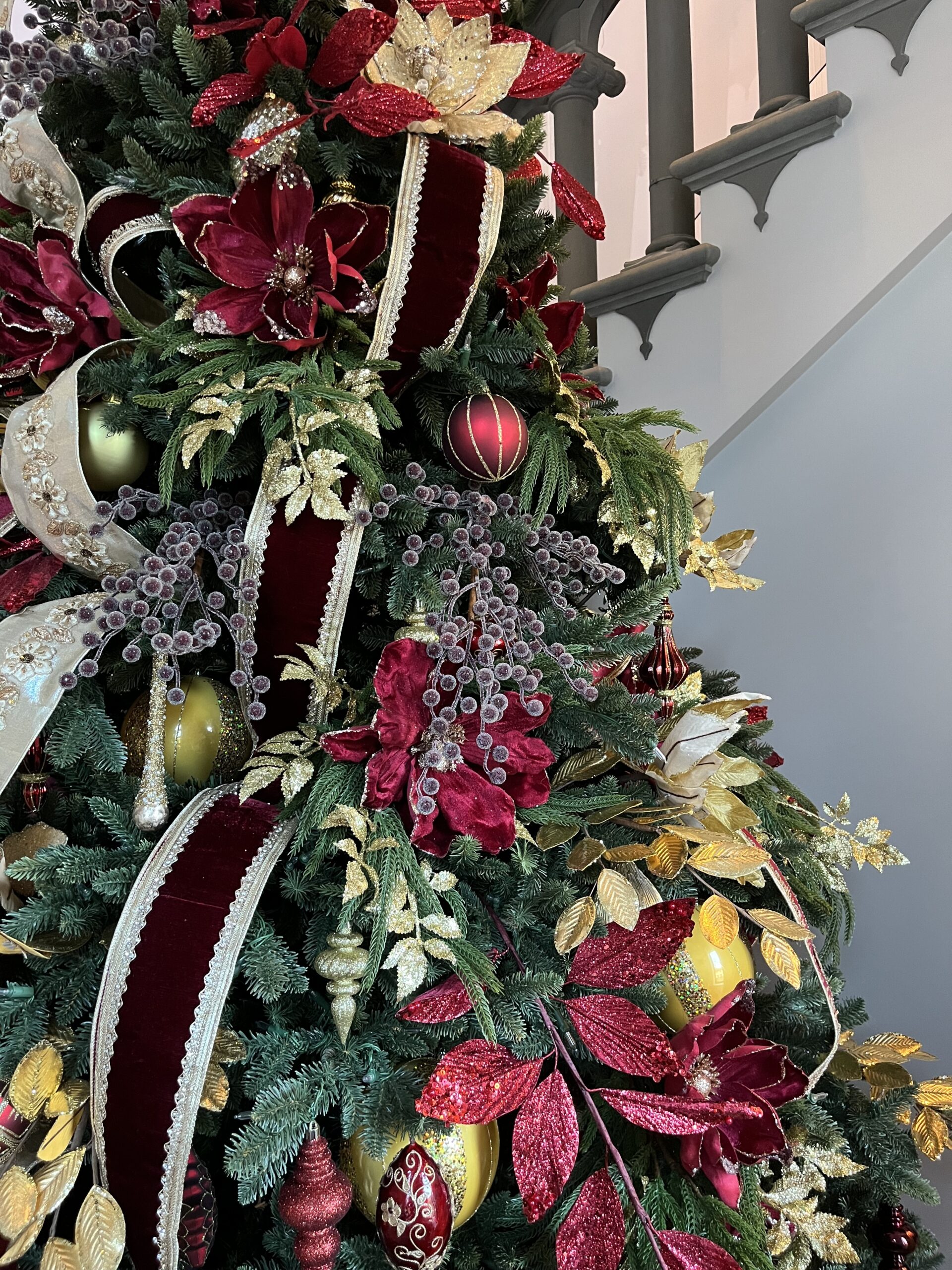 Elegant Crimson and Gold Christmas Tree
